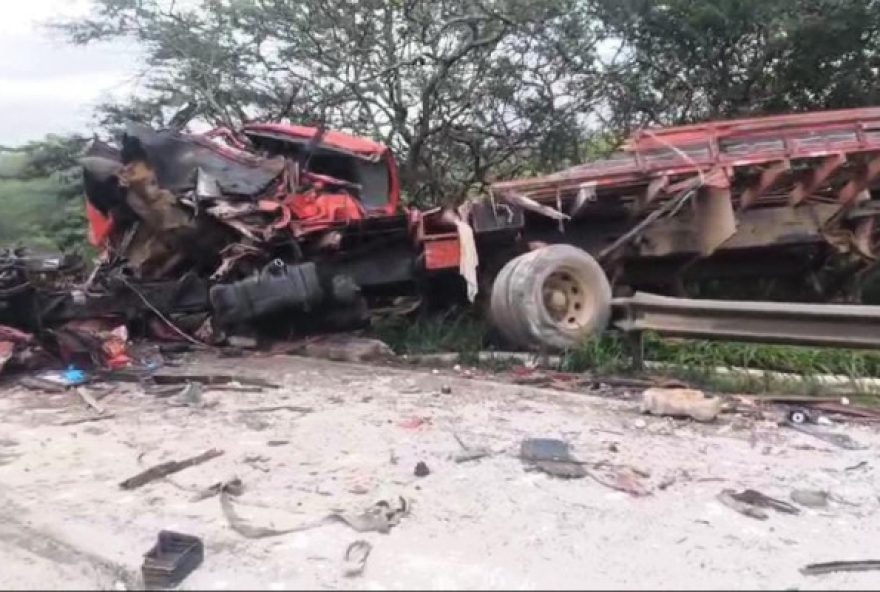 caminhoes-batem-de-frente-na-br-2322C-no-agreste-de-pernambuco2C-e-motoristas-morrem caminhoes-batem-de-frente-na-br-2322C-no-agreste-de-pernambuco2C-e-motoristas-morrem