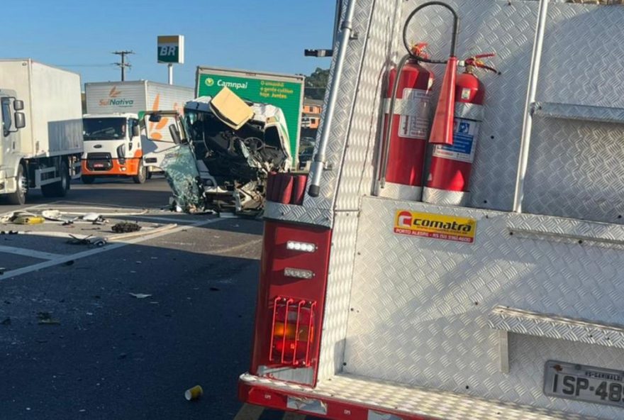 caminhoes-colidem-na-br-470-em-garibaldi-deixando-homem-gravemente-ferido caminhoes-colidem-na-br-470-em-garibaldi-deixando-homem-gravemente-ferido