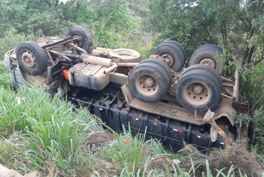 caminhoneiro-capota-apos-desviar-de-congestionamento-na-br-3762C-no-parana3A-motorista-de-66-anos-ficou-ferido2C-segundo-prf