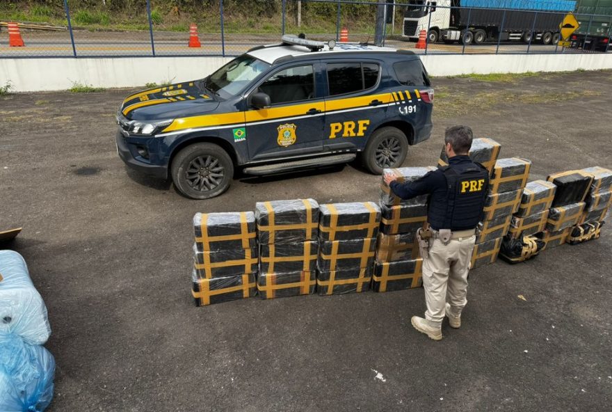 caminhoneiro-e-preso-com-2-toneladas-de-maconha-na-br-2673A-prf-realiza-grande-apreensao-em-juiz-de-fora