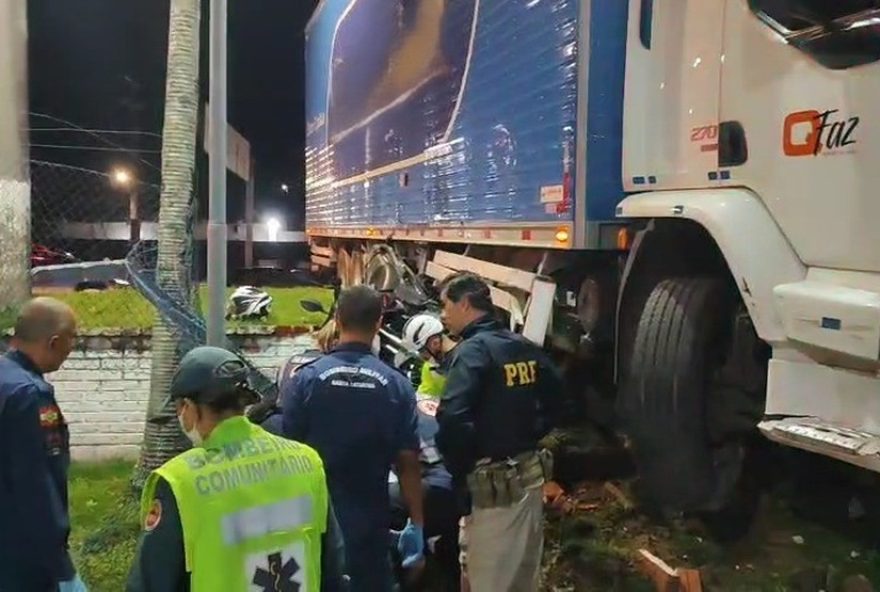 caminhoneiro-embriagado-causa-acidente-grave-na-br-101-em-santa-catarina3A-motociclista-ferido
