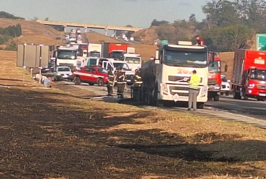 caminhoneiro-escapa-ileso-de-incendio-em-caminhao-tanque-na-castello-branco-em-itu