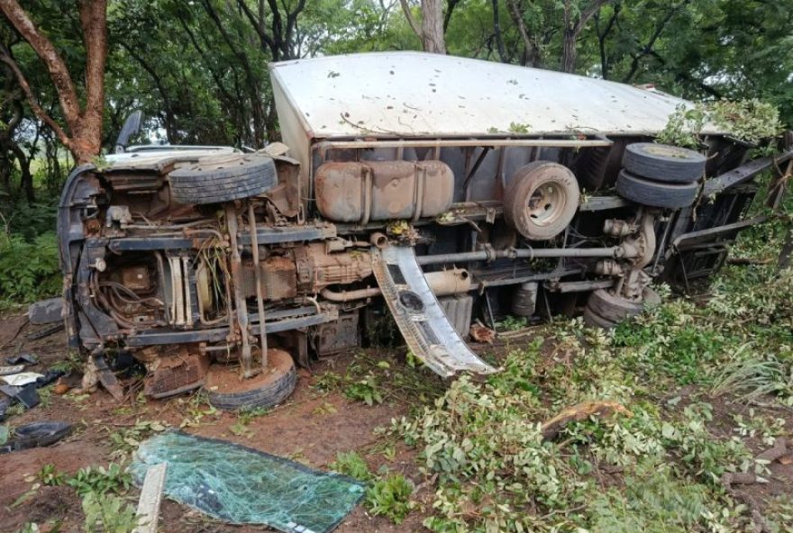 caminhoneiro-fica-ferido-apos-acidente-na-br-365-em-pirapora caminhoneiro-fica-ferido-apos-acidente-na-br-365-em-pirapora