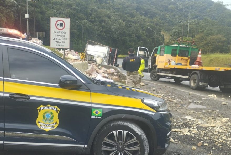 caminhoneiro-morre-ao-tombar-veiculo-na-br-376-em-guaratuba2C-pr