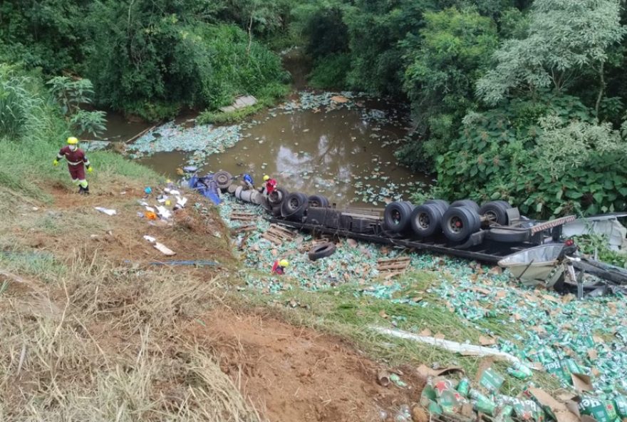 caminhoneiro-morre-em-acidente-no-parana-e-15-sao-presos-por-saquear-carga-no-resgate caminhoneiro-morre-em-acidente-no-parana-e-15-sao-presos-por-saquear-carga-no-resgate