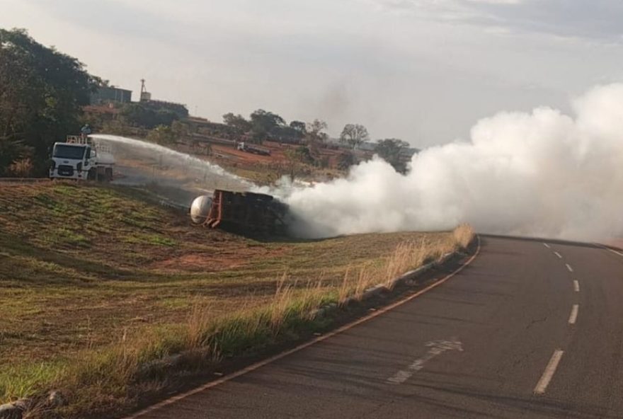 caminhoneiro-morre-em-tragedia-com-incendio-em-caminhao-tanque-em-mg3A-o-que-aconteceu3F