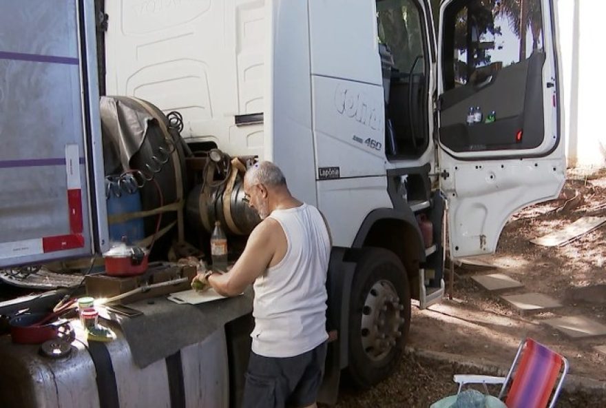 caminhoneiros-celebram-natal-na-estrada-ao-lado-de-colegas-uma-realidade-compartilhada-com-saudade-e-afeto caminhoneiros-celebram-natal-na-estrada-ao-lado-de-colegas-uma-realidade-compartilhada-com-saudade-e-afeto