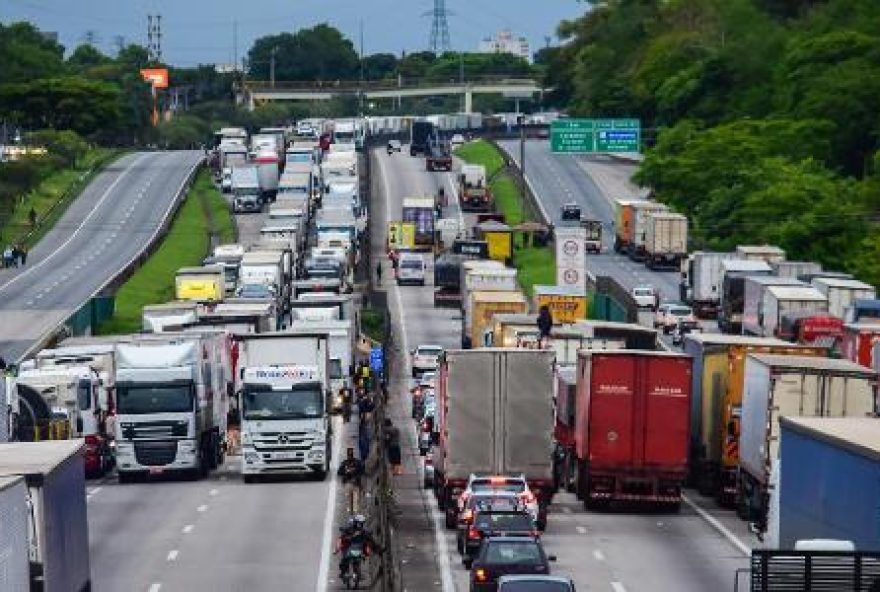 caminhoneiros-decidem-nao-fazer-greve-por-alta-do-diesel caminhoneiros-decidem-nao-fazer-greve-por-alta-do-diesel