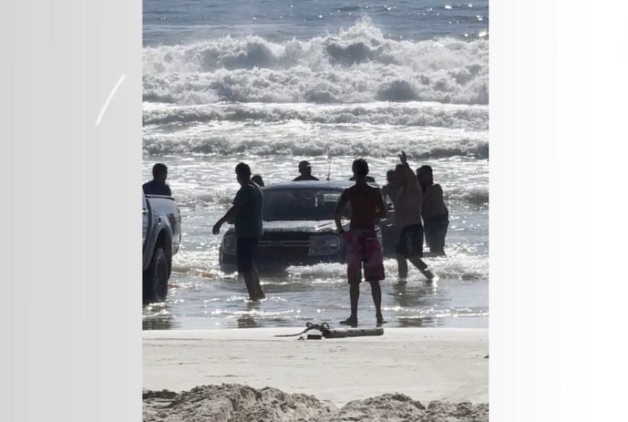 caminhonete-atola-na-praia-do-mariscal2C-em-bombinhas2C-sc3A-video-mostra-resgate-precipitado