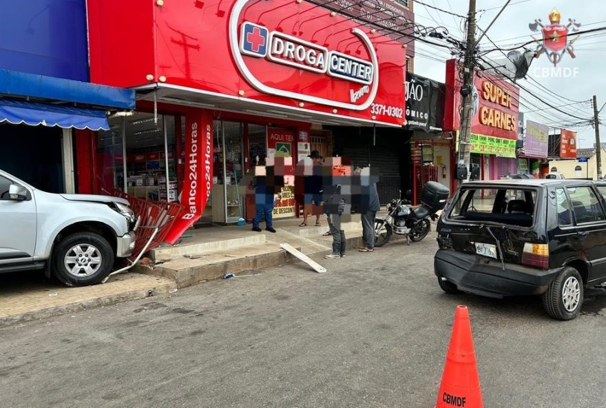caminhonete-bate-em-carro-e-invade-calcada-em-ceilandia3A-cuidados-no-transito-essenciais-para-evitar-acidentes.-acompanhe-o-de-df
