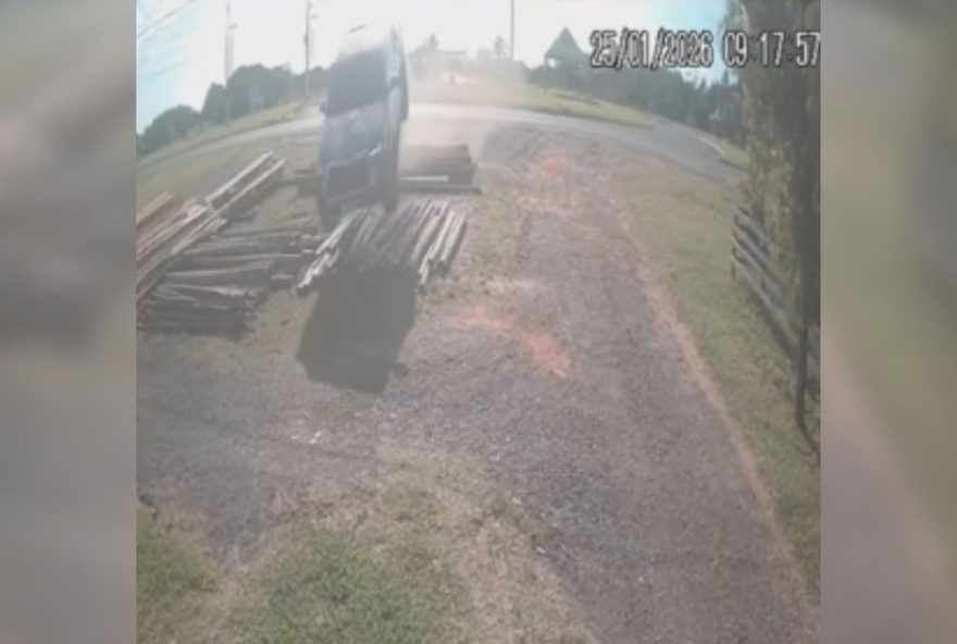 caminhonete-desgovernada-invade-comercio-e-capota-em-estrada-no-litoral-do-rs3A-motorista-tem-mal-subito-e-causa-ferimentos caminhonete-desgovernada-invade-comercio-e-capota-em-estrada-no-litoral-do-rs3A-motorista-tem-mal-subito-e-causa-ferimentos