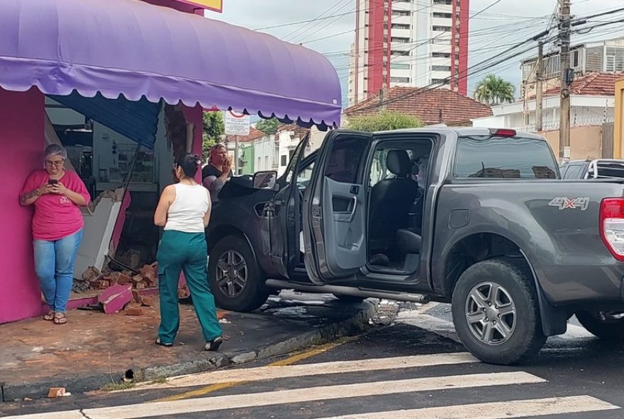 caminhonete-destroi-fachada-de-padaria-em-rio-preto-sp-em-colisao-no-centro caminhonete-destroi-fachada-de-padaria-em-rio-preto-sp-em-colisao-no-centro