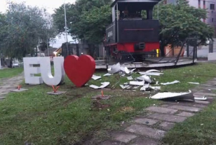 caminhonete-destroi-letreiro-em-praca-de-santa-maria3B-motorista-foge-e-causa-danos.-investigacao-em-andamento-pela-policia-civil caminhonete-destroi-letreiro-em-praca-de-santa-maria3B-motorista-foge-e-causa-danos.-investigacao-em-andamento-pela-policia-civil