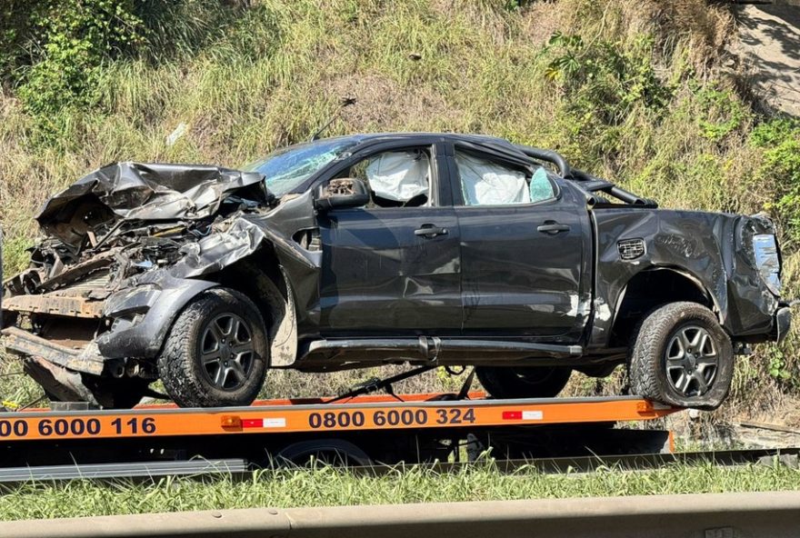 caminhonete-destruida-apos-acidente-com-pneu-em-br-3242C-regiao-de-conceicao-do-jacuipe3A-sem-feridos2C-viaduto-caiu.-confira-mais-no-g1