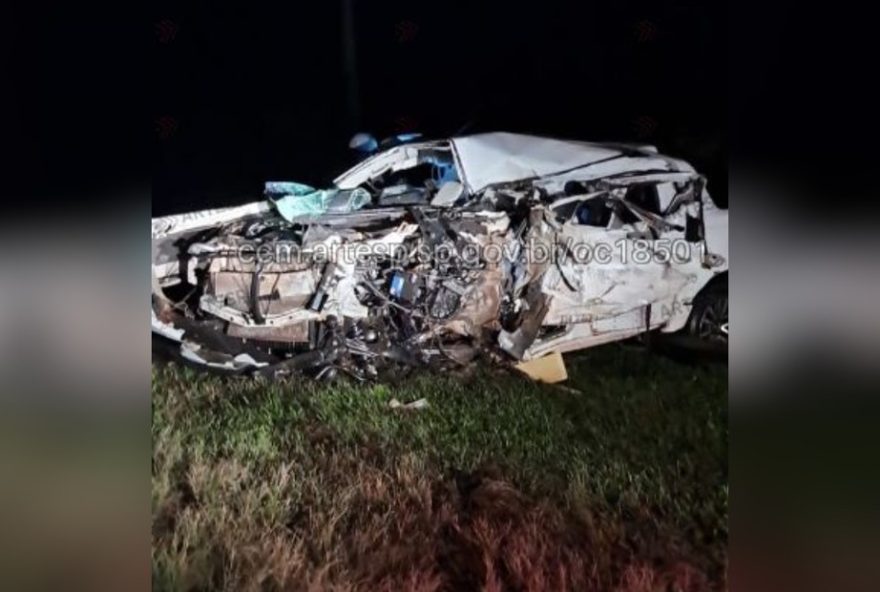 caminhonete-fica-destruida-apos-colisao-com-carreta-na-sp-270-em-paranapanema-sp