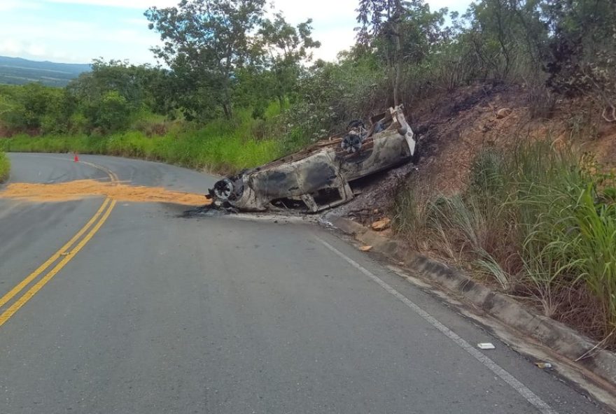 caminhonete-pega-fogo-e-capota-na-lmg-638-em-uruana-de-minas3A-motorista-ileso