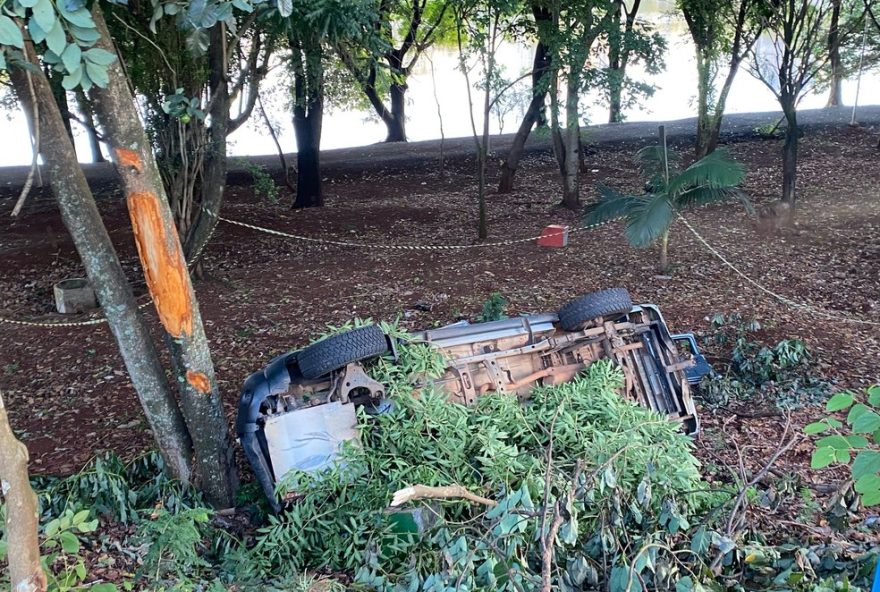 caminhonete-perde-controle-e-capota-em-londrina3A-motorista-resgatada-sem-ferimentos-g1-norte-e-noroeste