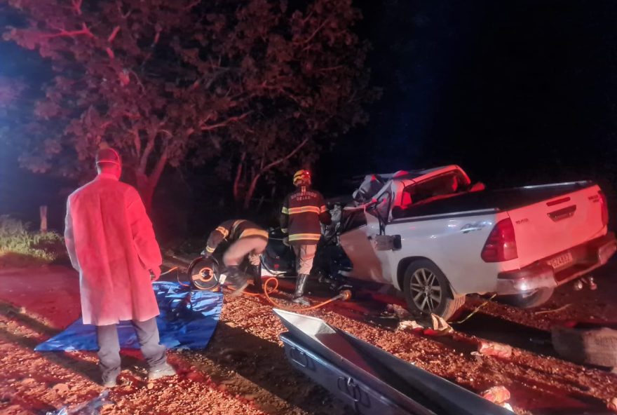 Frente da caminhonete ficou totalmente destruída. (Foto: Divulgação/Corpo de Bombeiros)