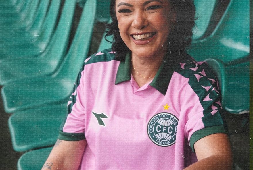 camisa-coritiba-outubro-rosa3A-detalhe-sensorial-no-escudo-e-preco-fotos-e-apoio-ao-cancer-de-mama