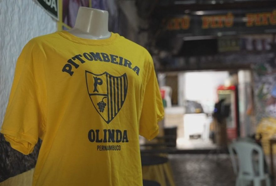 camiseta-do-bloco-de-carnaval-de-o-agente-secreto-gera-fila-de-espera-em-todo-o-brasil camiseta-do-bloco-de-carnaval-de-o-agente-secreto-gera-fila-de-espera-em-todo-o-brasil