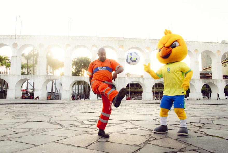 canarinho2C-o-mascote-da-selecao-brasileira2C-brilha-em-passeio-pelos-pontos-turisticos-do-rio-de-janeiro-antes-da-copa-do-mundo