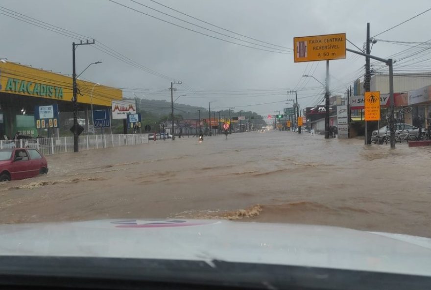 cancelamento-de-voos-em-florianopolis-devido-a-fortes-chuvas3A-situacao-de-emergencia-na-regiao