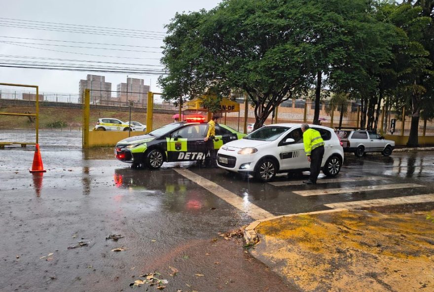 candidato-a-cnh-e-flagrado-dirigindo-ate-prova-teorica-no-de-df candidato-a-cnh-e-flagrado-dirigindo-ate-prova-teorica-no-de-df