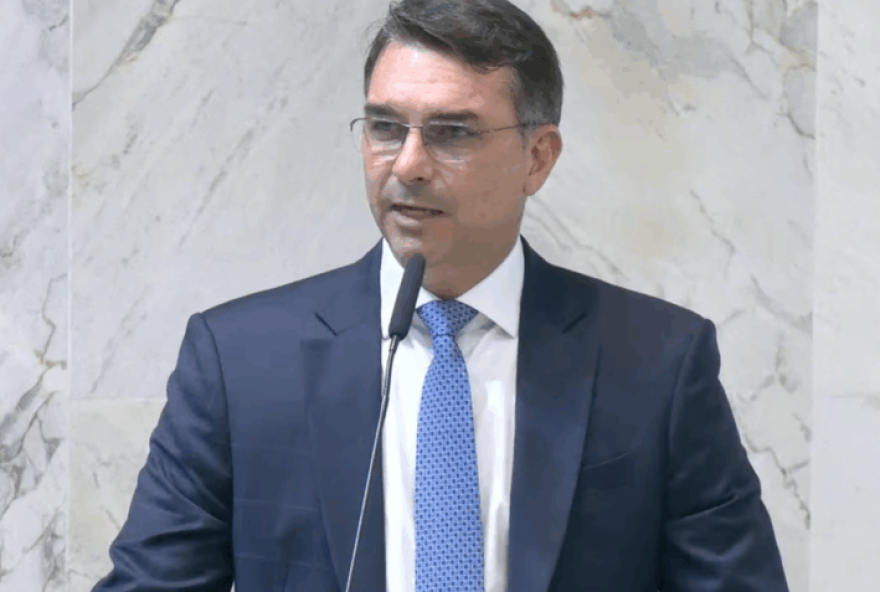 candidatura-seguira-mesmo-com-bolsonaro-elegivel2C-diz-flavio candidatura-seguira-mesmo-com-bolsonaro-elegivel2C-diz-flavio