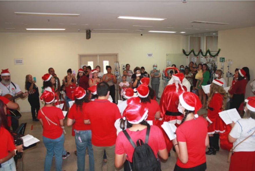 cantata-de-natal-anima-criancas-internadas-com-presentes-e-musicas-no-hrsm