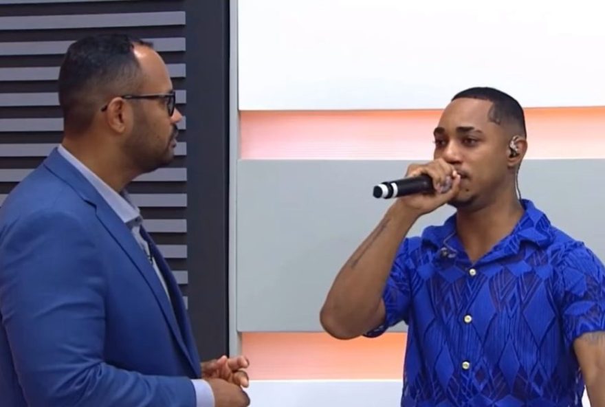 cantor-kannalha-se-emociona-ao-pedir-respeito-as-religioes-africanas-em-salvador cantor-kannalha-se-emociona-ao-pedir-respeito-as-religioes-africanas-em-salvador