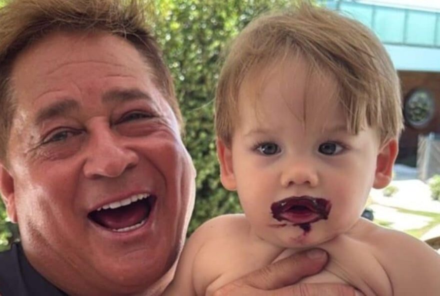 cantor-leonardo-diverte-publico-com-video-do-neto-jose-leonardo-devorando-manga-em-familia cantor-leonardo-diverte-publico-com-video-do-neto-jose-leonardo-devorando-manga-em-familia