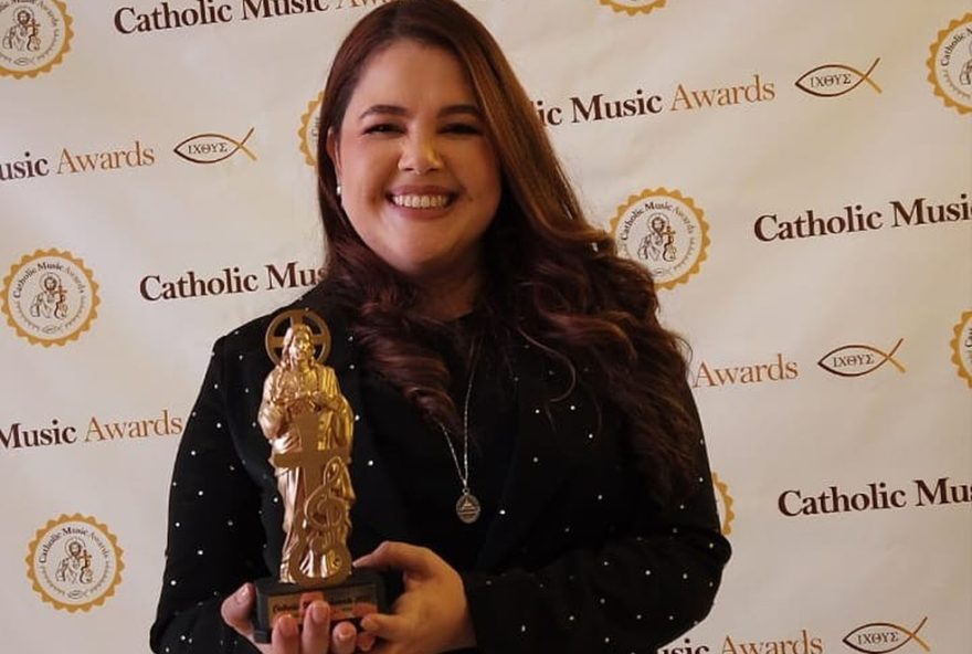 cantora-de-caruaru-vence-premio-de-musica-catolica-no-vaticano3A-albanita-de-cassia-conquista-categoria-pop-no-catholic-music-awards2C-levando-o-nome-da-cidade-para-o-cenario-internacional