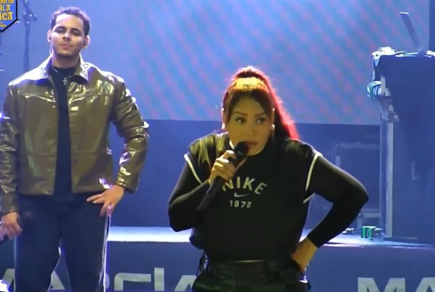 cantora-de-forro-interrompe-show-na-bahia-por-falta-de-reacao-do-publico3A-so-se-eu-tocar-musica-de-velorio