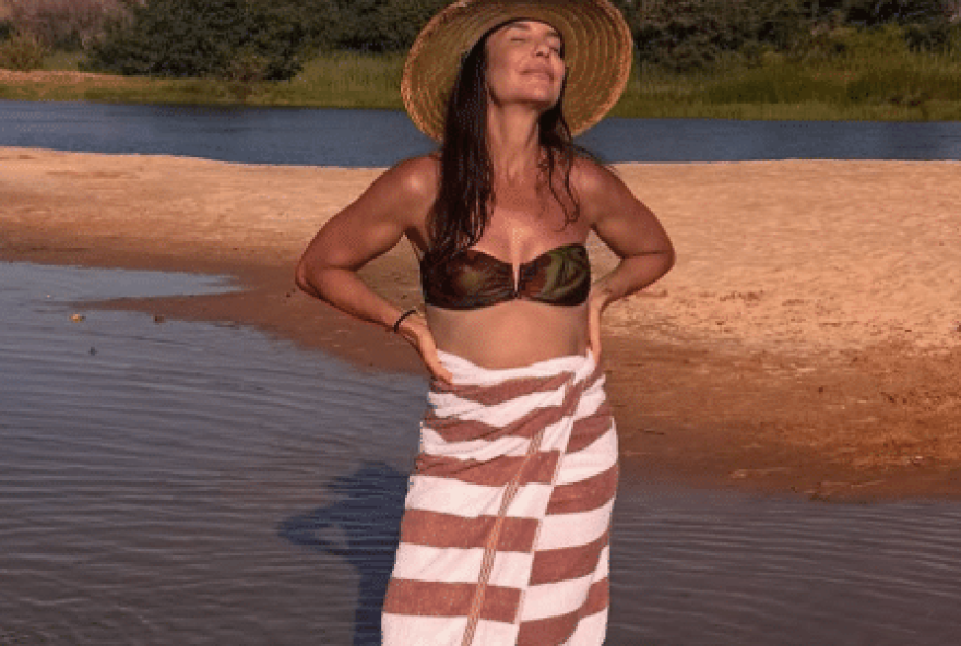 cantora-solteira-brinca-sobre-beijar-na-boca cantora-solteira-brinca-sobre-beijar-na-boca