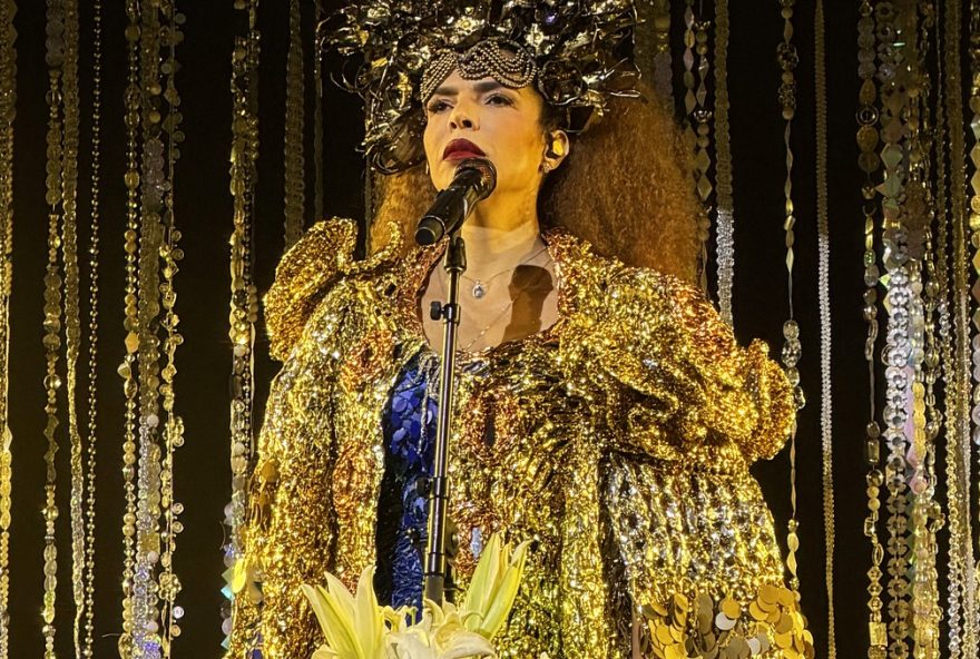 cantora-vanessa-da-mata-brilha-em-revisita-ao-show-todas-elas-no-vivo-rio