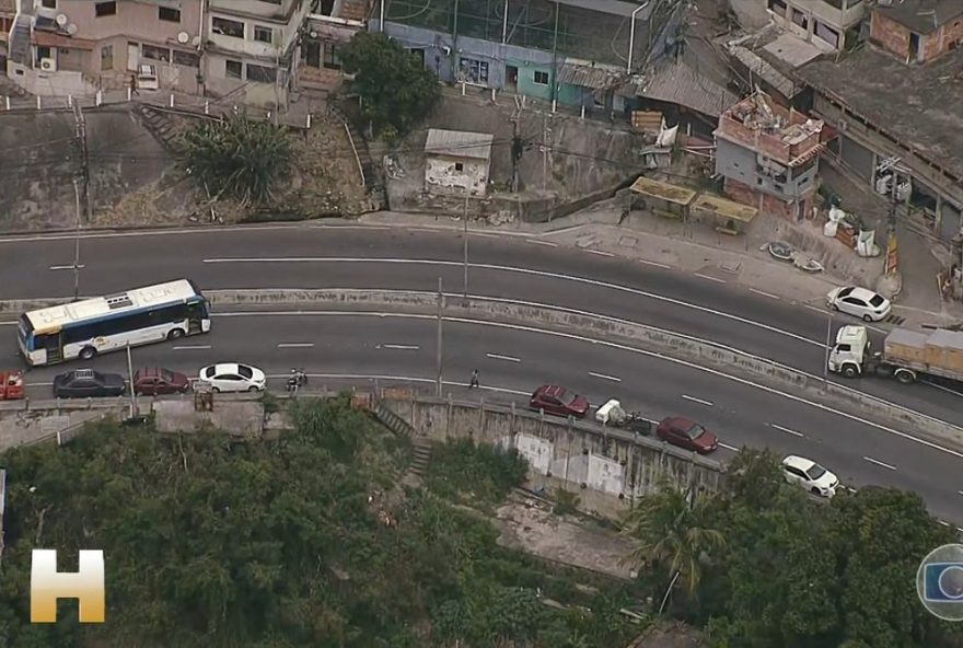 caos-e-violencia-no-rio-de-janeiro-bandidos-bloqueiam-vias-importantes-da-cidade-em-retaliacao-a-megaoperacao-policial caos-e-violencia-no-rio-de-janeiro-bandidos-bloqueiam-vias-importantes-da-cidade-em-retaliacao-a-megaoperacao-policial