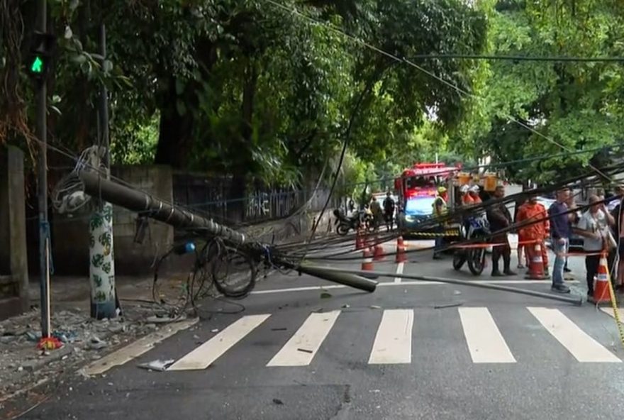 caos-no-transito3A-rua-das-laranjeiras-interditada-apos-queda-de-poste