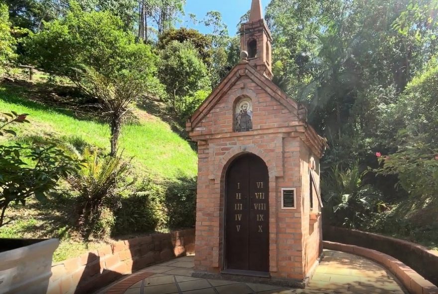 capela-de-4-m2-em-sc3A-a-menor-igreja-das-americas-ideal-para-contemplacao capela-de-4-m2-em-sc3A-a-menor-igreja-das-americas-ideal-para-contemplacao