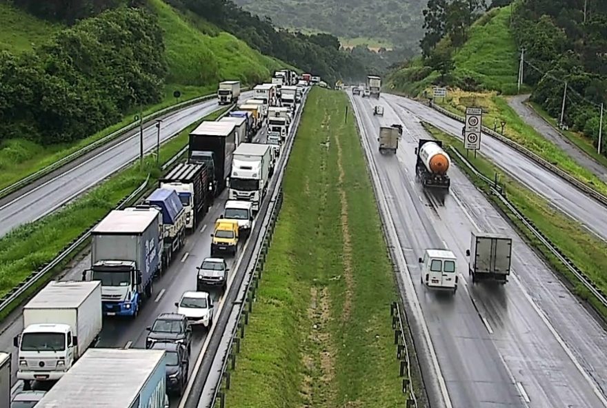 capotamento-de-caminhao-interdita-pista-sul-da-rodovia-d.-pedro-i-em-valinhos capotamento-de-caminhao-interdita-pista-sul-da-rodovia-d.-pedro-i-em-valinhos