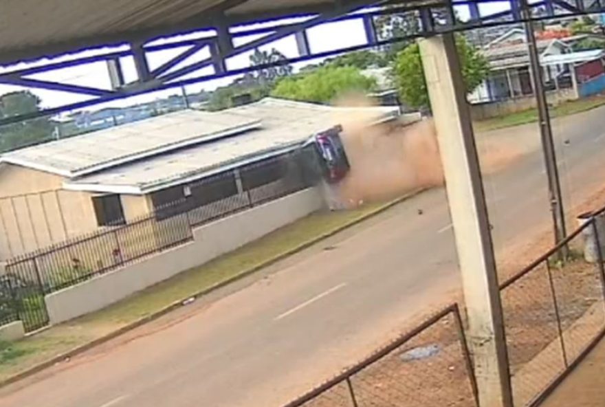 capotamento-de-carro-invade-casa-no-parana3A-motorista-foge-apos-acidente capotamento-de-carro-invade-casa-no-parana3A-motorista-foge-apos-acidente