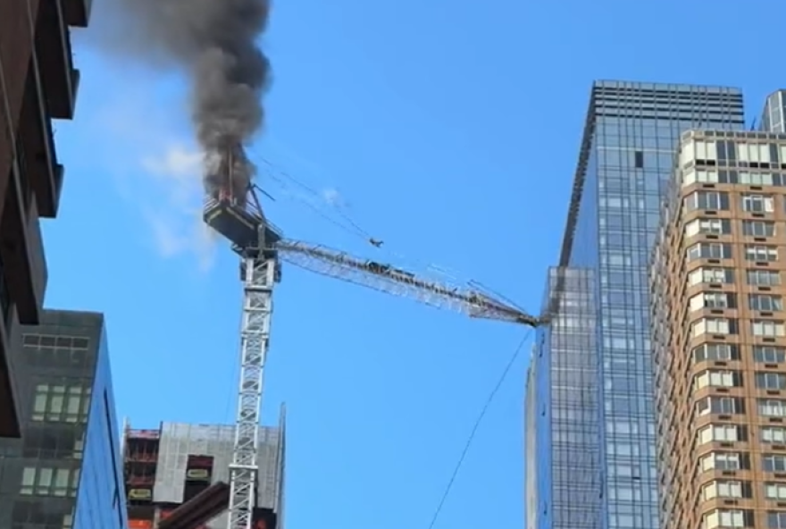 Momento em que o guindaste atinge o arranha-céu
(Foto: Reprodução)