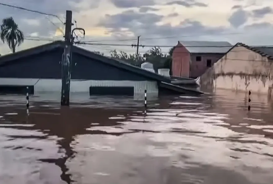 Apesar de Porto Alegre estar com céu limpo desde domingo, o nível das águas continua alto alagando áreas