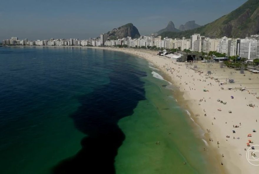 cardume-de-manjubinhas-transforma-copacabana-em-espetaculo-de-vida-marinha cardume-de-manjubinhas-transforma-copacabana-em-espetaculo-de-vida-marinha