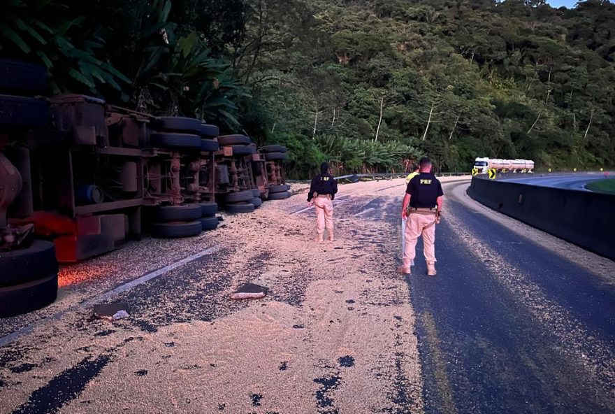 carga-de-alcool-se-espalha-na-br-277-apos-acidente-entre-carretas-no-litoral-do-parana