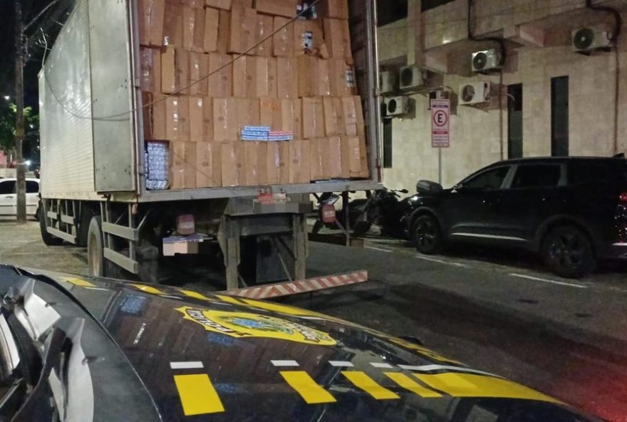 carga-de-cigarro-avaliada-em-r24-12C8-milhao-e-apreendida-no-agreste-de-pe3A-dupla-e-detida-e-pode-responder-por-contrabando