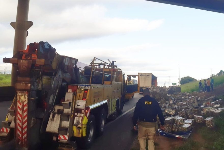 carga-de-latas-de-aluminio-tomba-na-rodovia-presidente-dutra2C-causando-interdicao-parcial-em-sao-jose-dos-campos2C-sp