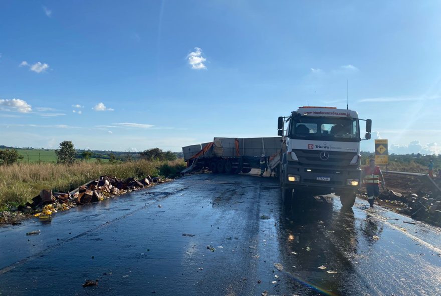 Carreta atingida teve parte de sua carga destruída, espalhando óleo comestível pelo pavimento (Foto: Divulgação/PRF-GO)