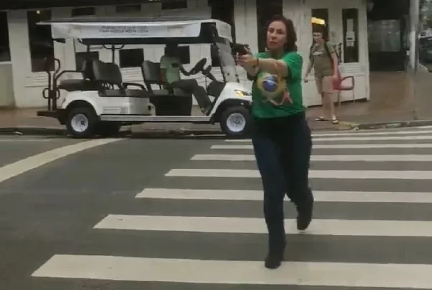 TSE proibiu CAC de portar armas 24 horas antes e 24 horas após as eleições. (Foto: Reprodução/YouTube)