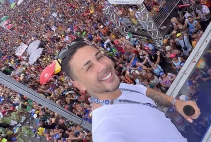 carlinhos-maia-estreia-no-galo-da-madrugada-em-pernambuco-e-paga-de-cantor-no-trio-de-raphaela-santos carlinhos-maia-estreia-no-galo-da-madrugada-em-pernambuco-e-paga-de-cantor-no-trio-de-raphaela-santos