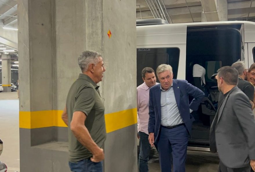 carlo-ancelotti-acompanha-atletico-mg-x-gremio-na-arena-mrv3A-selecao-observa-jogadores-em-jogo-pelo-brasileirao